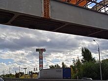 Навес пешеходного моста сдуло у нижегородской «Меги»