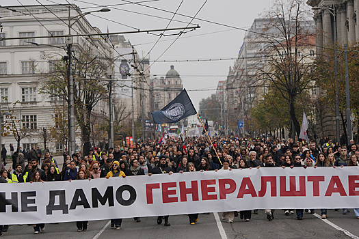 Тысячи людей вышли против застройки на месте разбомбленного НАТО здания