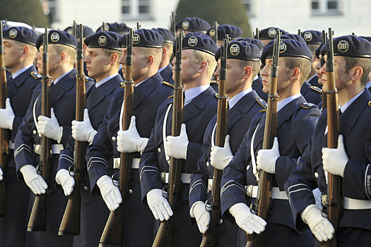 Германия при нехватке добровольцев будет призывать в армию по жребию