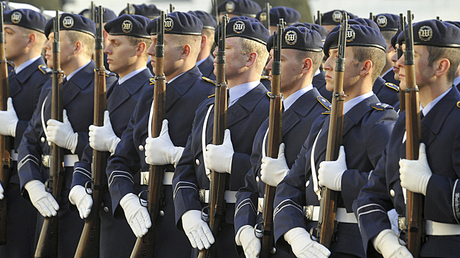 Германия при нехватке добровольцев будет призывать в армию по жребию