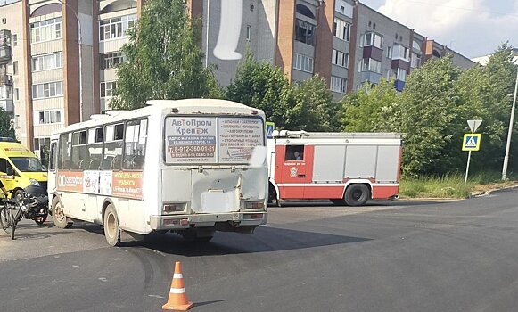 В Кирово-Чепецке двое совершеннолетних на мопеде попали под автобус