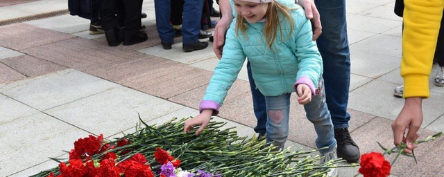 В День космонавтики в Брянске возложили цветы к памятнику Юрию Гагарину