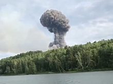 На взрывающемся военном складе оказались десятки тысяч снарядов крупного калибра