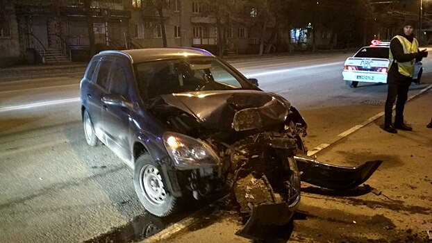 В Пензе 18-летний автомобилист на скорости влетел в столб