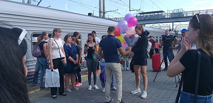 Чемпионку России встретили в Саратове с шарами и цветами