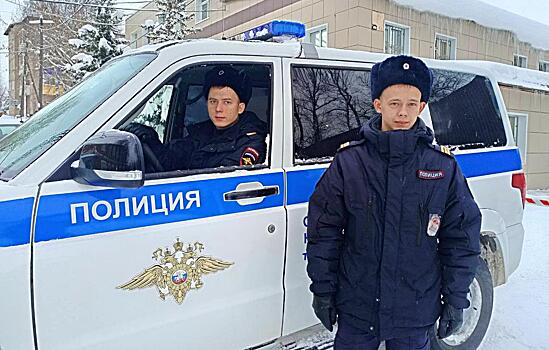 В Удмуртии сотрудники Госавтоинспекции оказывают помощь водителям, попавшим в сложную дорожную ситуацию