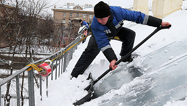 Снег с крыши упал на детскую коляску в Москве