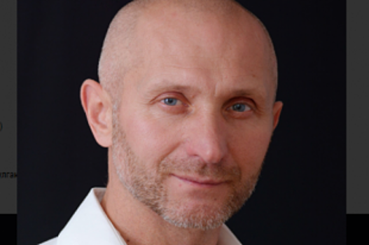 В красноярский драмтеатр приезжает работать знаменитый алтайский актёр