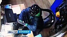 В Воронеже ребёнок, похищающий деньги из кассы, попал на видео