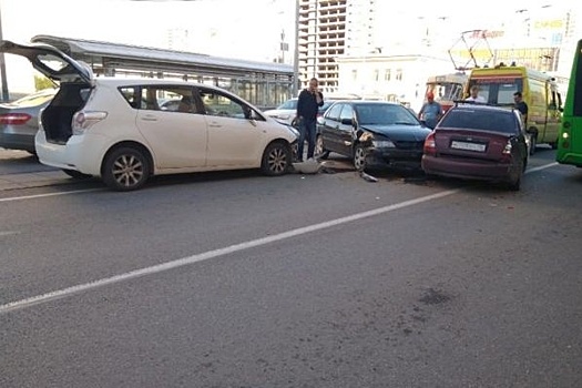 Массовое ДТП перекрыло одну из центральных улиц столицы Урала
