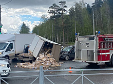 В Перми перевернулся грузовик с печеньем