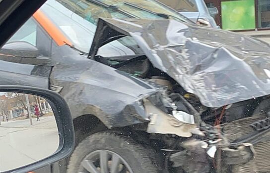 В Екатеринбурге водитель на «Делимобиле» снёс припаркованные авто