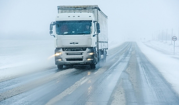 Из-за метели закрыли движение грузовиков на трассе Волгоград – Сызрань