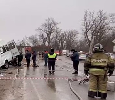 В Ставропольском крае столкнулись микроавтобус и грузовик, в Нижегородской области - около 50 машин