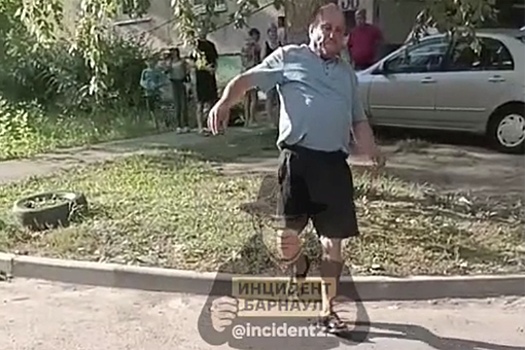 В Барнауле на видно попало, как автомобиль на скорости сбил столб