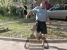 В Барнауле на видно попало, как автомобиль на скорости сбил столб