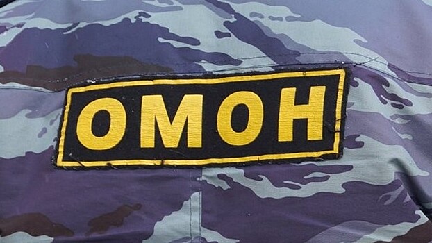 Сотрудники ОМОН привели в чувство пенсионера, потерявшего сознание на улице в Вологде