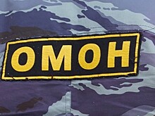 Сотрудники ОМОН привели в чувство пенсионера, потерявшего сознание на улице в Вологде