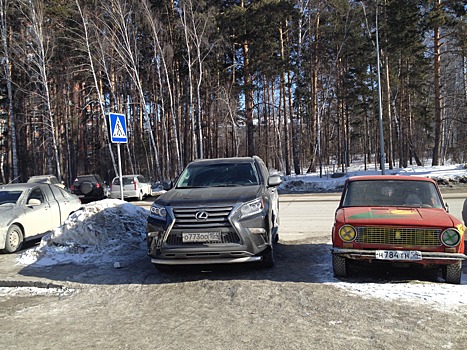 «Я паркуюсь как чудак»: Lexus ООО — не подвластен даже ГИБДД