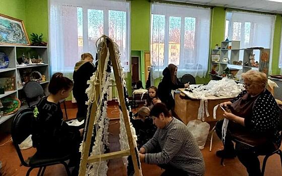 Жители деревень Рязанской области плетут маскировочные сети для бойцов СВО