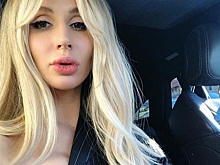 Лобода растянулась в идеальном шпагате на лодке