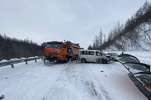 В результате аварии на трассе в Магаданской области пострадали дети
