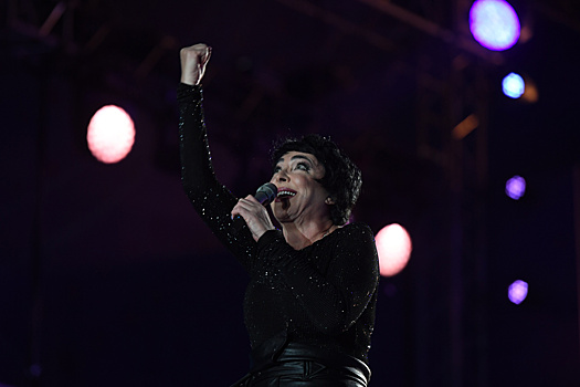 Лолита появилась с опухшим лицом в начале тура по Уралу и Сибири