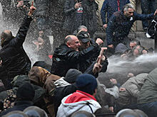 В Тбилиси разогнали водометами митинг у парламента
