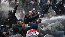 В Тбилиси разогнали водометами митинг у парламента