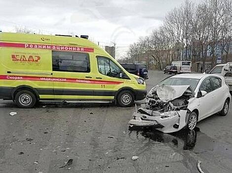 Во Владивостоке иномарка протаранила автомобиль скорой помощи: есть пострадавшие