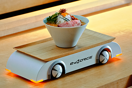 Видео: поднос на колесах c полным приводом Nissan e-4orce развозит лапшу