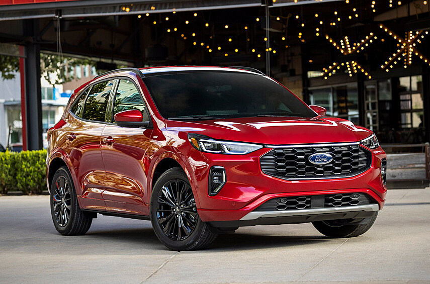 #29: Ford Escape/Kuga — 331 тысяча (- 4%). Фордовский кроссовер класса С — настоящий «мировой автомобиль». Паркетник, построенный на платформе Фокуса четвёртого поколения, выпускается в Испании, США, Китае и Тайване. Под разными наименованиями он продаётся практически по всему миру: в Европе и Китае это Kuga, в США и Австралии — Escape. Правда, американцы ещё в начале 2023 года получили кроссоверы с обновлённой, более внушительной внешностью (на фото), тогда как для европейцев продолжали выпускать дорестайлинговые машины. Для компании Ford это один из главных бестселлеров — по цифрам продаж он занимает третью строчку. По сравнению с прошлым годом он продавался чуть хуже, но в абсолютных цифрах потерял всего 12,5 тысяч экземпляров. Однако на фоне роста продаж у других машин фордовский кроссовер провалился на 29-ю позицию в рейтинге.