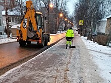 Коммунальщики устраняют последствия ноябрьского снегопада в Вологде