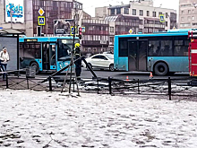 В Петербурге автобус протаранил остановку, погиб человек.