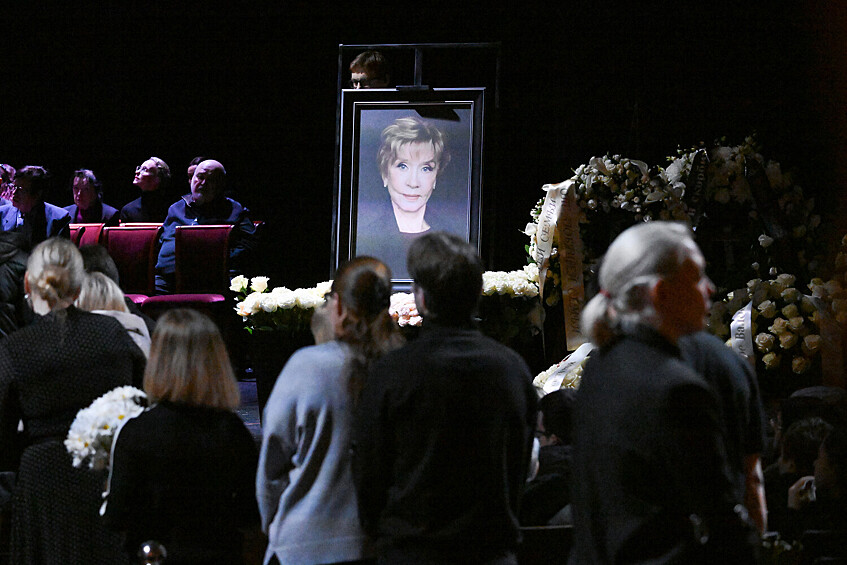 Церемония прощания с народной артисткой РФ Верой Алентовой в Московском драматическом театре имени А.С. Пушкина, 29 декабря 2025 года