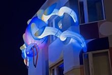Огромный светящийся паук на фасаде здания попал на видео в Москве