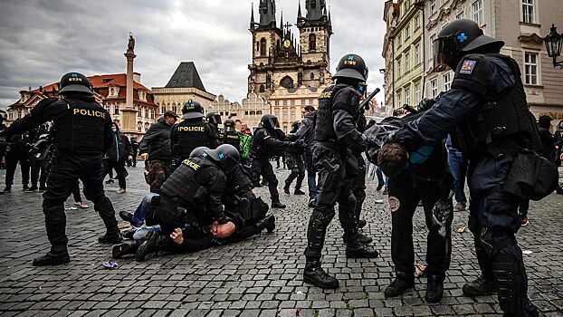 Пандемия достала: полиция и фанаты подрались на митинге