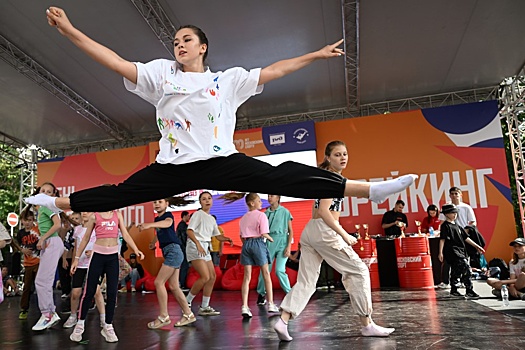 Валиева танцевала, а Трусова играла в петанк на Дне Московского спорта