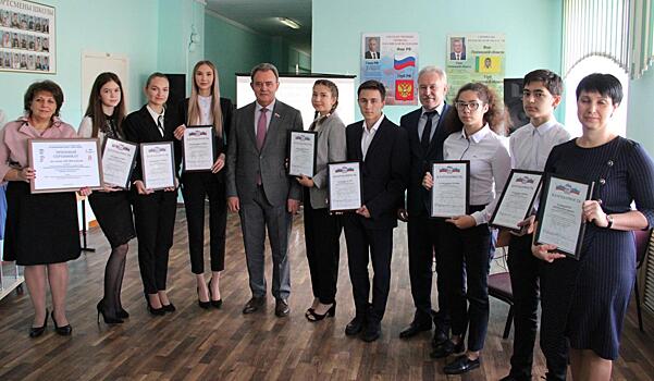 Валерий Лидин передал денежный сертификат школе в Богословке
