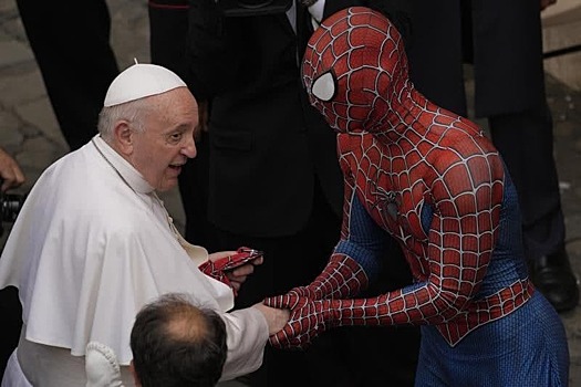 Человек-паук встретился с Папой Римским