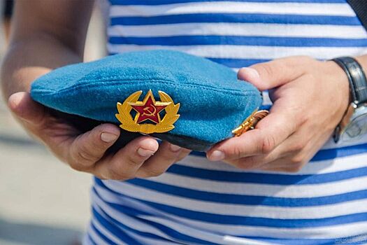 Берет и тельняшка: у кого легендарный командующий «похитил» главные атрибуты ВДВ