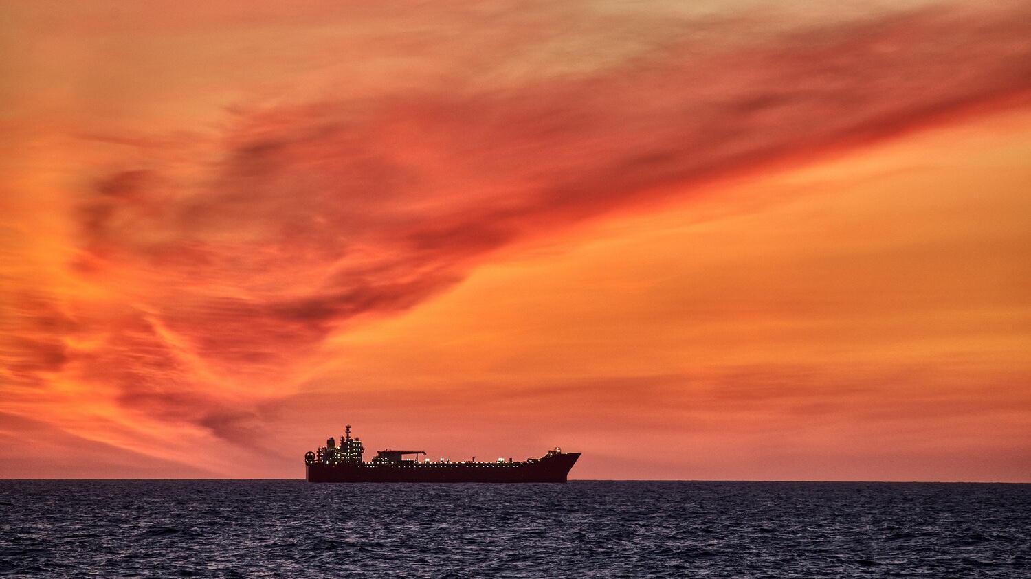 Зомби-танкер без управления с россиянами на борту напугал военных НАТО