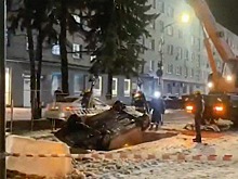 Водитель провалился под землю на дороге в Курске