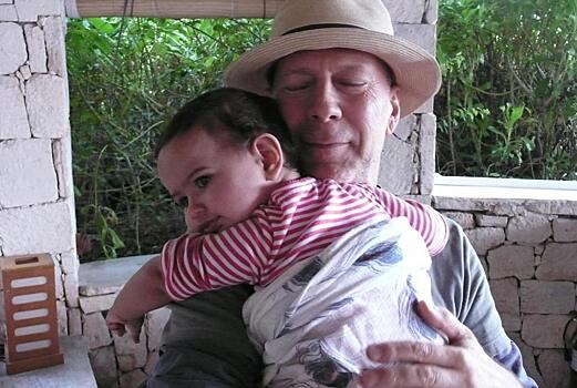 Жена тяжелобольного Брюса Уиллиса обратилась к нему в день его 69-летия и опубликовала снимок актера с дочерью