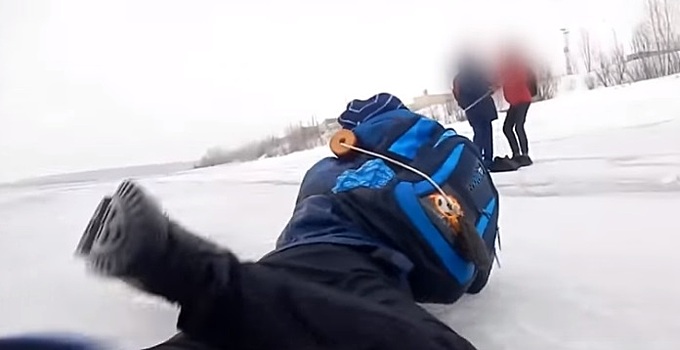 В сеть попало видео спасения провалившегося под лед ребенка