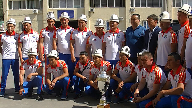 Грустные и уставшие — кадры прибытия сборной КР по кок-бору в Бишкек