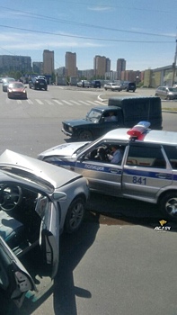 Иномарка протаранила патрульную машину ДПС в Новосибирске