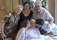В Сети восхитились 101-летним отцом Майкла Дугласа