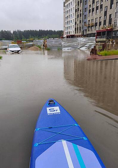 Москвич катается на сапе во дворе жилого дома