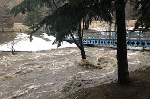 Туристы ведут видеорепортаж из подтопленного курорта Белокуриха